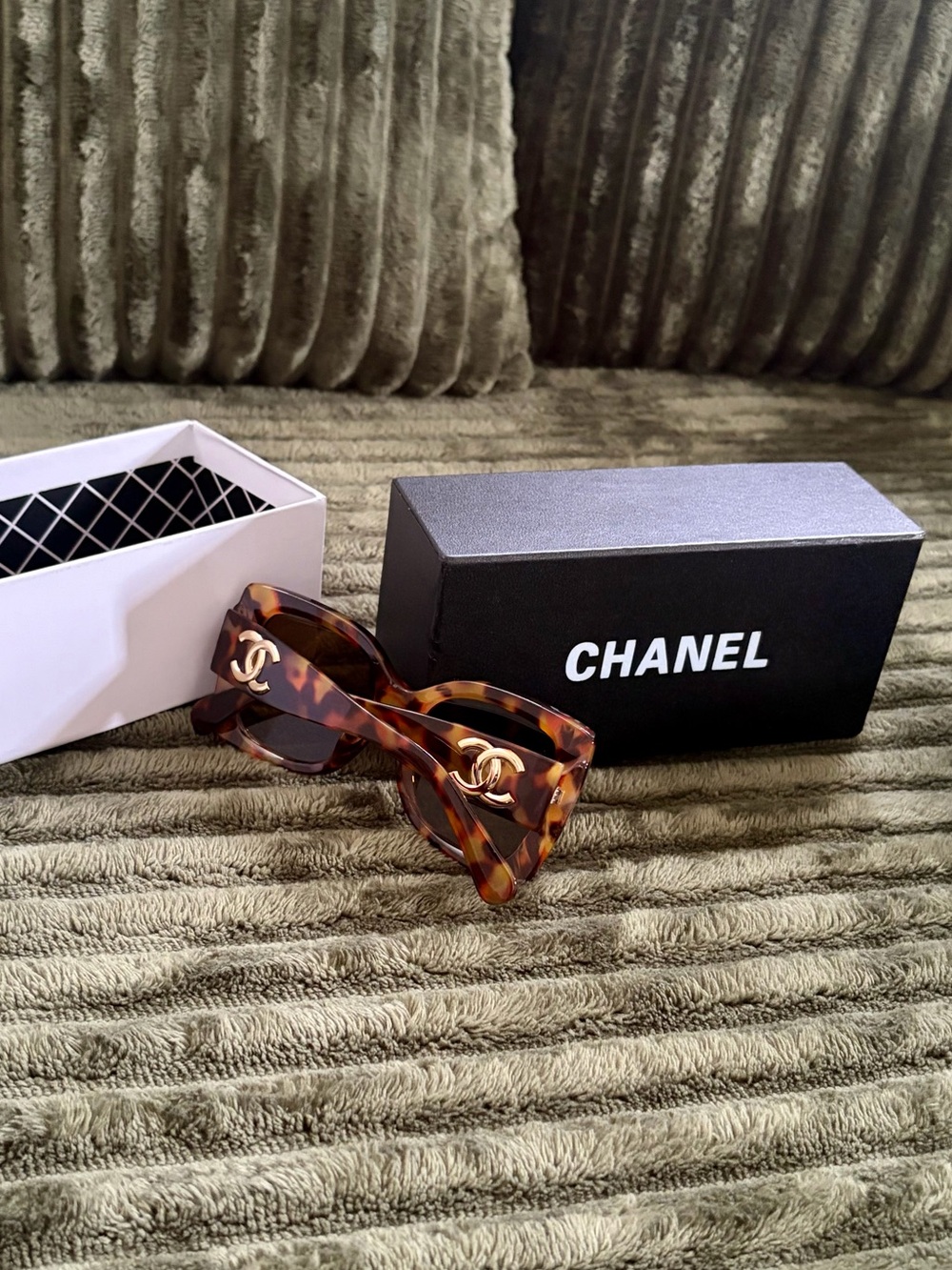 CHANEL Tortoiseshell Cat-Eye Sunglasses - Brown and Amber - Picture 4 of 7